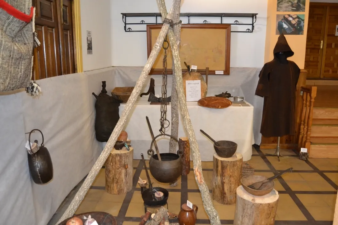 Exposición de fauna y trabajo tradicional en el monte. /SN