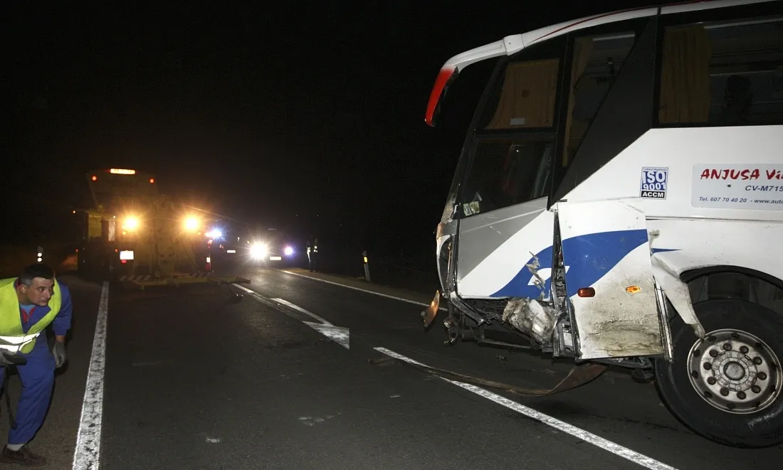 Foto 2 - Fallece un conductor de un turismo tras colisionar con un autob&uacute;s en Cidones