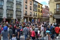 Imagen del desfile de gigantes y cabezudos por las calles de Soria. /SN