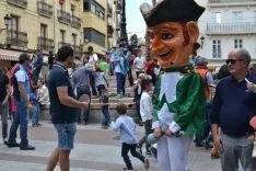 Imagen del desfile de gigantes y cabezudos por las calles de Soria. /SN