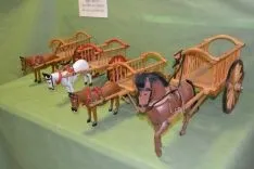 Exposición de fauna y trabajo tradicional en el monte. /SN