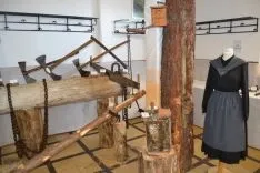 Exposición de fauna y trabajo tradicional en el monte. /SN
