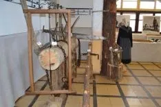 Exposición de fauna y trabajo tradicional en el monte. /SN