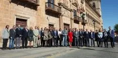 Parlamentarios regionales y provinciales, así como autoridades locales y agentes sociales este viernes. / Jta.
