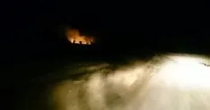 El fuego (izda.) desde un camino forestal./SN