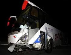 Foto 3 - Fallece un conductor de un turismo tras colisionar con un autob&uacute;s en Cidones