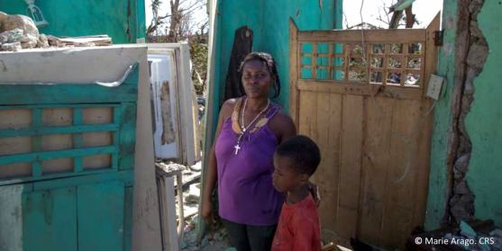 Una madre y su hijo en su casa destrozada en Haití. /Marie Arago