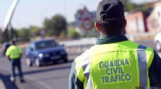 Agentes de la Guardia Civil de Tráfico en una carretera soriana. / SN
