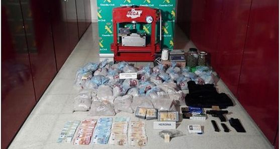 Droga, dinero, armas y otros objetos incautados por las autoridades. /SN
