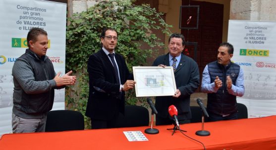El alcalde (2º dcha.) y el delegado de la ONCE en Castilla y León. / ONCE