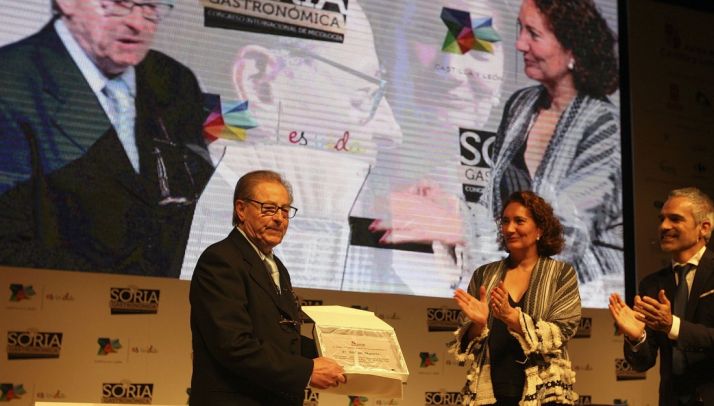Millán Maroto recibe el premio de la mano de Josefa García-Cirac. / SN