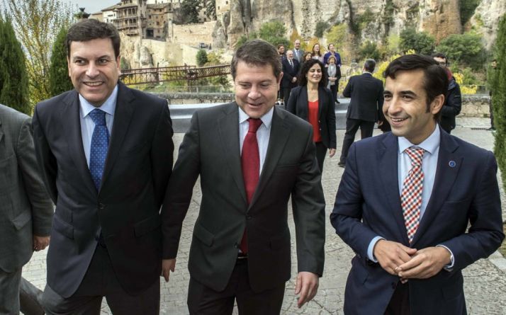 El consejero de Empleo (izda.) en Cuenca este viernes. / Jta