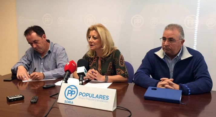 Ascensión Pérez, entre Benito Serrano (izda.), y Fidel Soria.