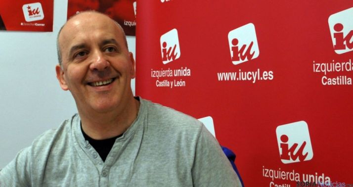 El concejal de IU, Enrique García en rueda de prensa. / SN