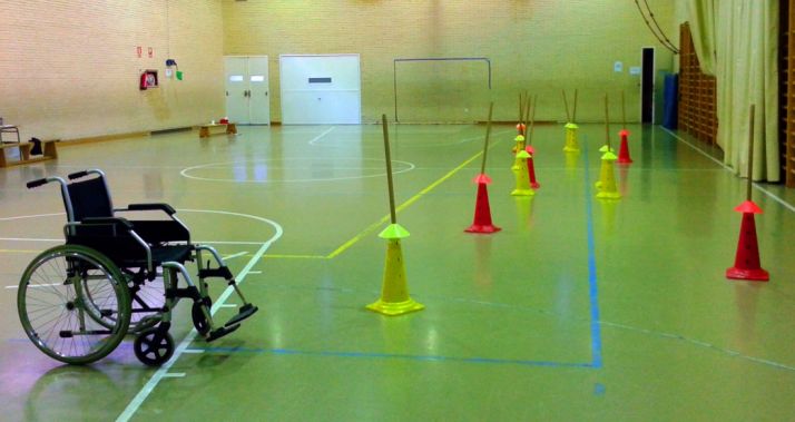 Obstáculos simulados en un colegio.