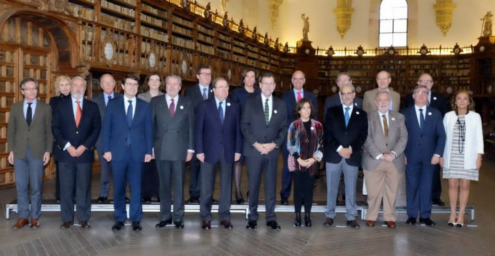 Membros de la comisión este lunes en la USAL. / SN