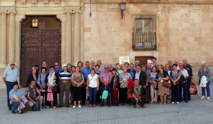 Un grupo de turistas en Almazán este fin de semana. / OTA