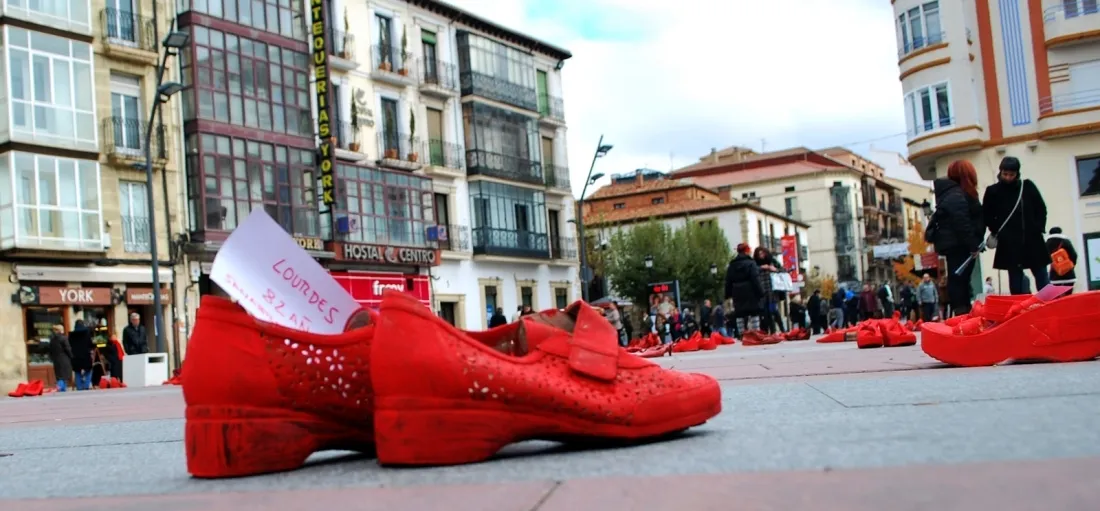 Un par de zapatos recuerda a una víctima de la violencia machista./SN