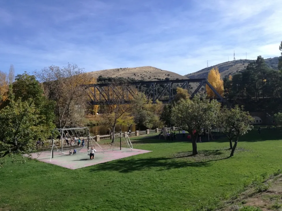 Las orillas del río a su paso por la capital. SN