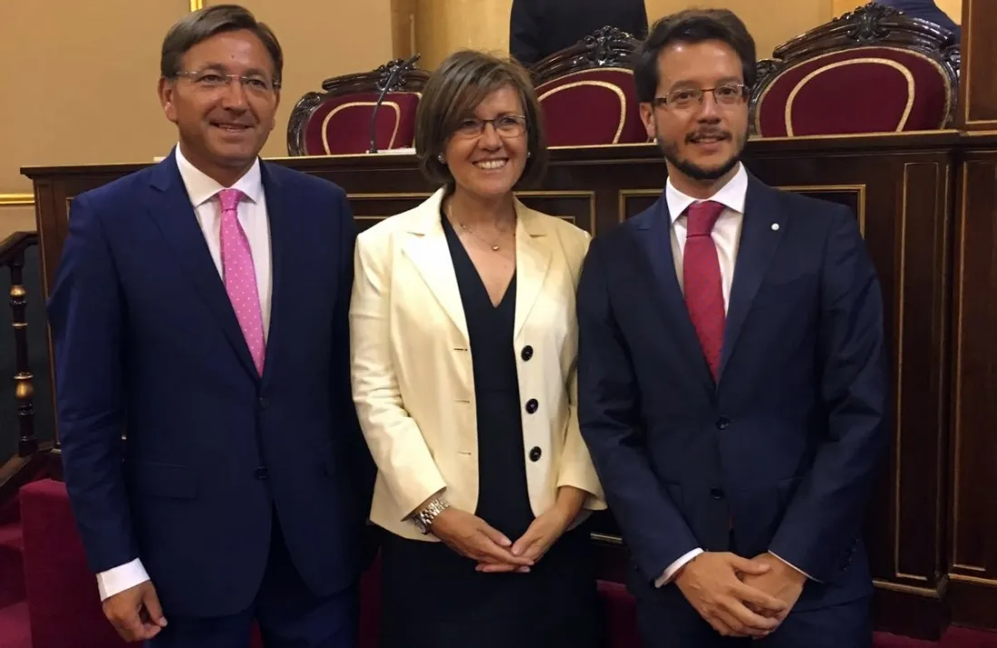 Martínez, (izda.), Angulo y Cabezón en el Senado. 