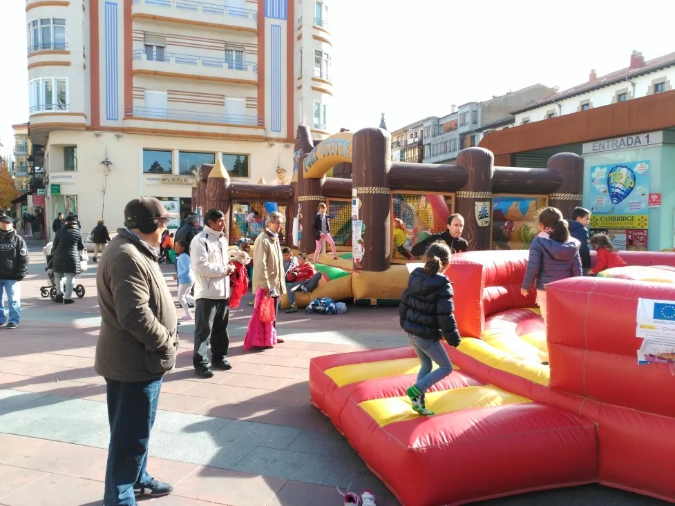 Zancos y mucho color en la plaza de Mariano Granados. /SN