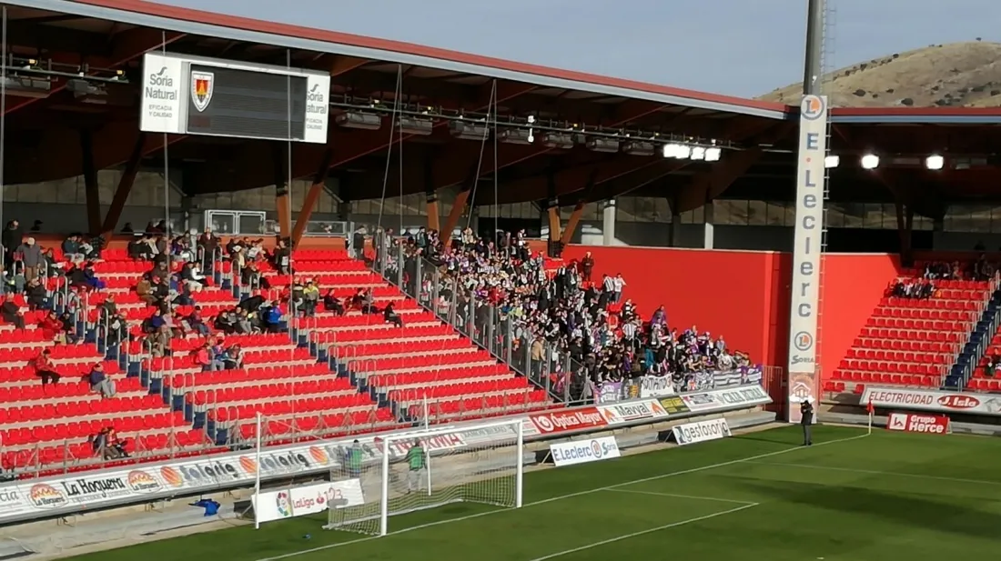 La afición blanquivioleta se hace notar en Los Pajaritos. 