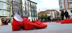 Un par de zapatos recuerda a una víctima de la violencia machista./SN