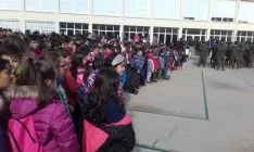 Niños y soldados en Navaleno./Subdeleg