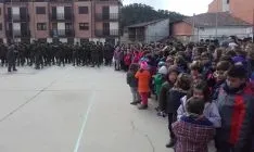 Niños y soldados en Navaleno./Subdeleg