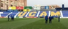 Varios jugadres sobre el terreno de juego en Murcia. UCAM Murica