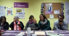La aforada (2ª dcha.) en la sede de Podemos.
