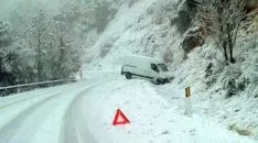 Una furgoneta tras deslizarse por el hielo en la SO-615, cerca de Oncala. /Agustín Sandoval