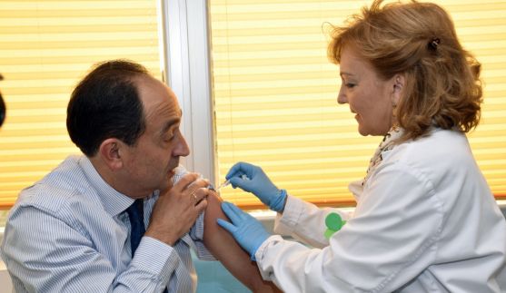Manuel López, delegado territorial de la Junta en Soria recibe la vacuna este martes. / Jta.