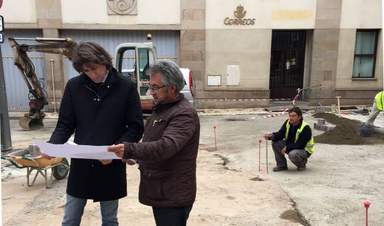 El alcalde (izda.) con el técnico municipal encargado de las obras. / Ayto.