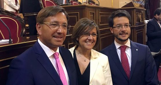 Martínez, (izda.), Angulo y Cabezón en el Senado. 