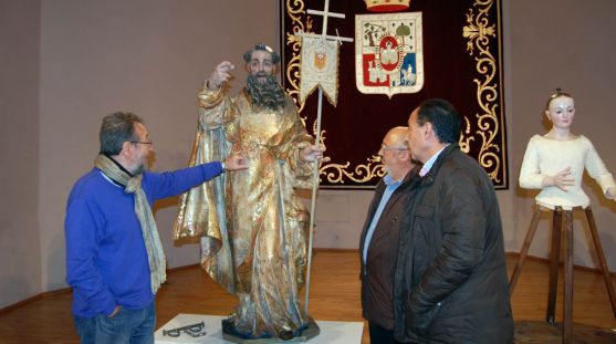 De la Casa (izda.) muestra los trabajos de restauración a Martínez y López (dcha.).