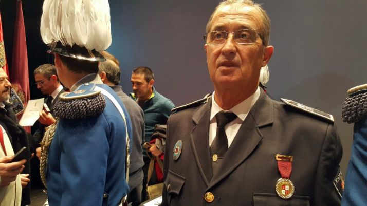 El agente con su condecoración./Ayto.