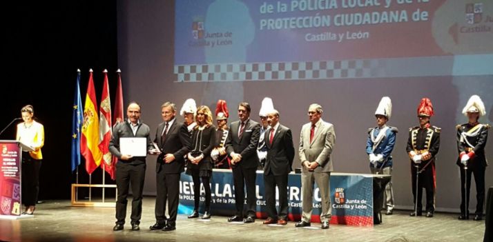 Alberto Carrasco recoge el diploma de reconocimiento. / Dip.