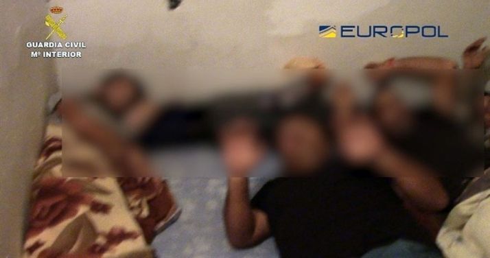 Víctimas de esta red de tráfico viviendo hacinadas, hasta diez por habitación.
