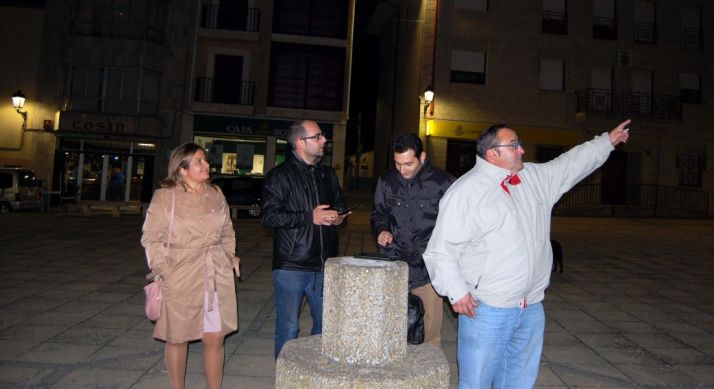 Esther Pérez atiende las indicaciones del alcalde Juan C. Gonzalo (dcha.). /Dip