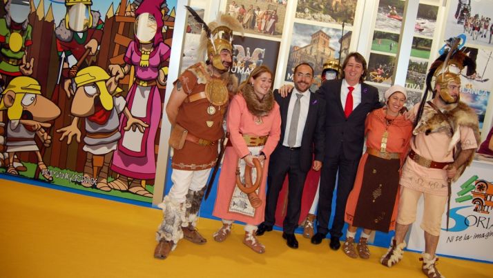 Rey y Mínguez con miembros de Tierraquemada en el stand de Soria./Dip