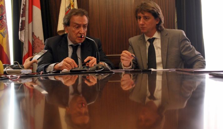 El vicepresidente de la Junta y el alcalde en rueda de prensa este miércoles. / SN