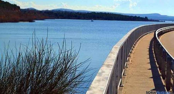 Imagen de archivo del embalse pinariego. /SN