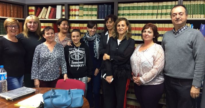 Alumnas, docentes y el alcalde. / Ayto.Burgo