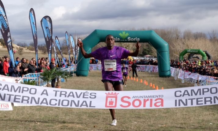 El atleta llega a meta en 2015./CrossSoria