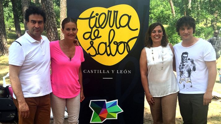 Presentadores del programa y la consejera de Agricultura. / Jta.