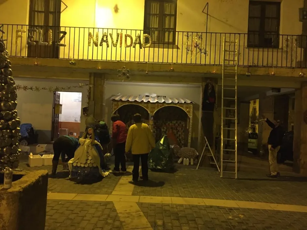 Detalles festivos en el barrio de Las Casas.