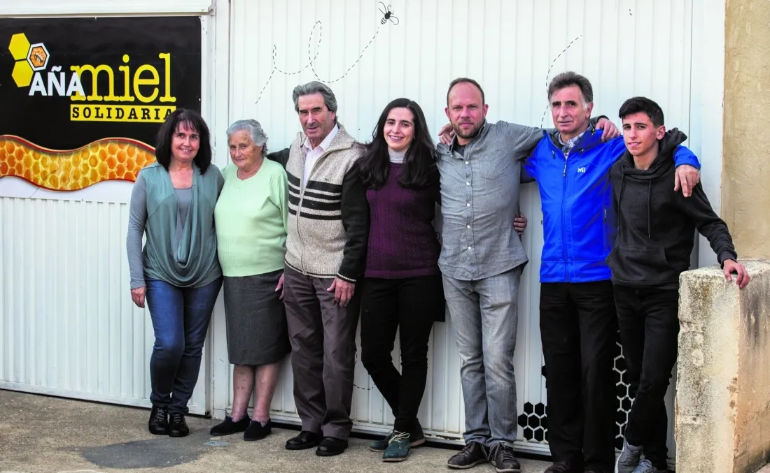 El grupo que trabaja en Aña Miel Solidaria. /David Almajano