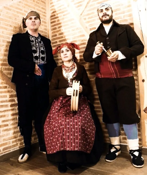 Los componentes de la agrupación musical ataviados con vestimenta popular soriana.