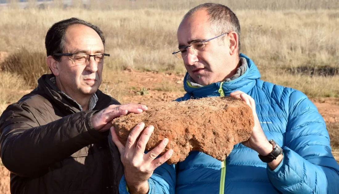 Manuel López y Juan Pedro Benito con una de las piezas recuperadas de la cubierta de la vivienda
